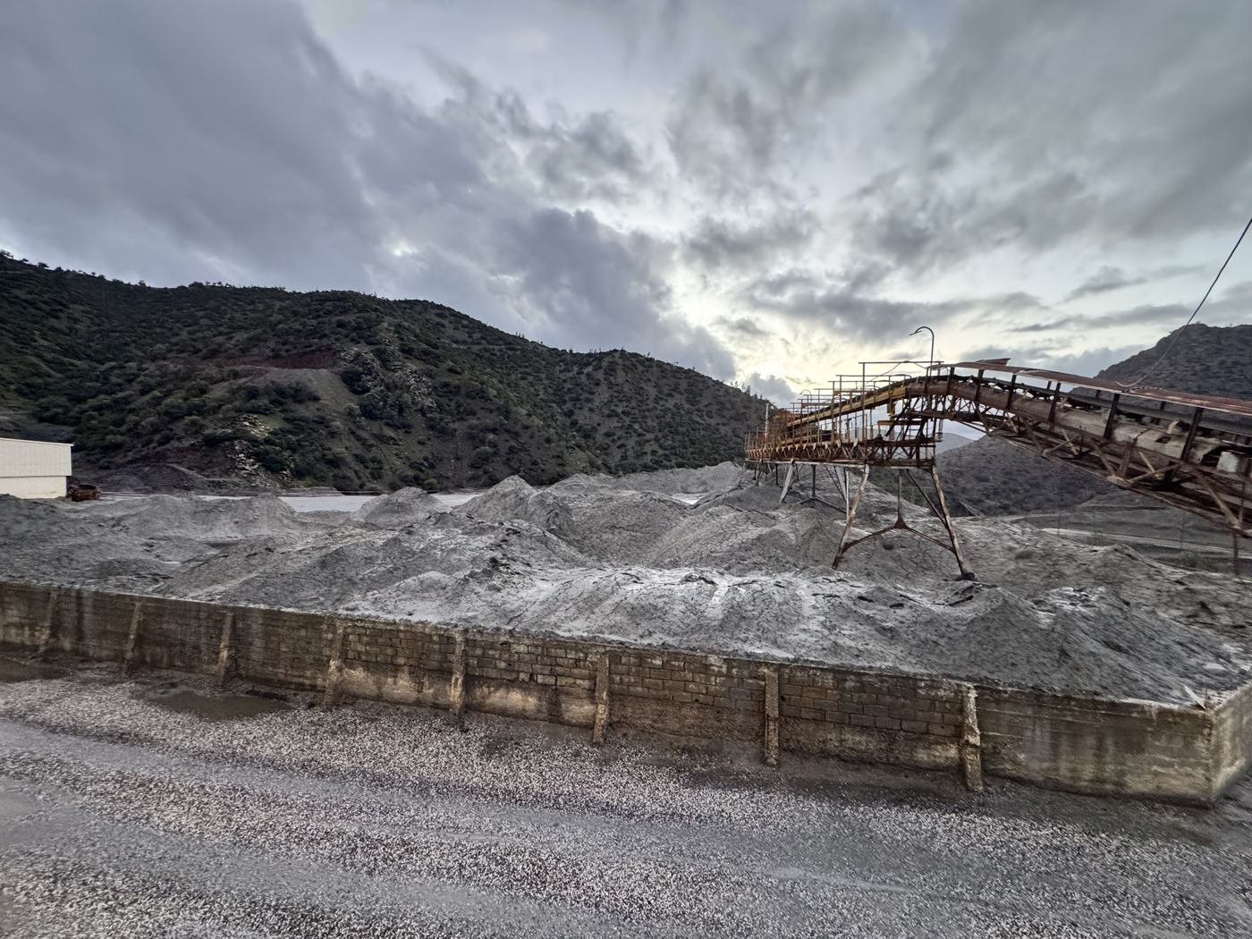 Carreau de mine avec stocks de minerai et convoyeur