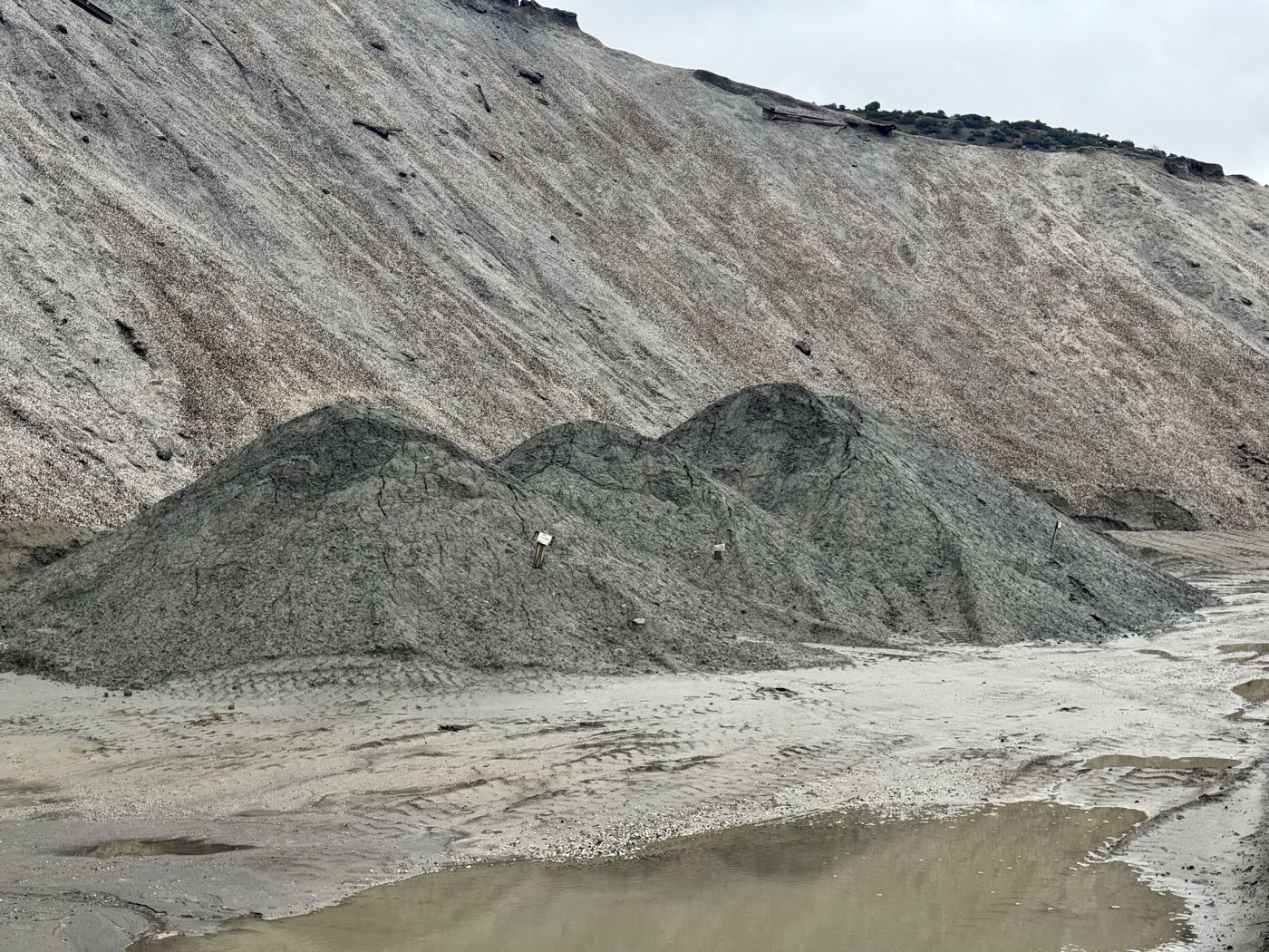 Stocks de minerai repérés par des étiquettes d'échantillonnage